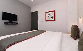 Super Townhouse Function Inn Near Chaudhary Charan Singh International Airport